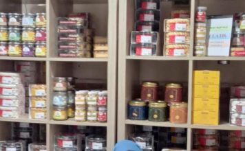 Jelang Lebaran, Penjual Kue Kering di Sidoarjo Panen Rezeki