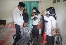Diberi Bantuan Kursi Roda oleh Wabup Subandi, Mbah Damun yang Sakit Lumpuh Berharap Bisa Kembali Beraktivitas