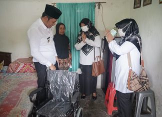 Diberi Bantuan Kursi Roda oleh Wabup Subandi, Mbah Damun yang Sakit Lumpuh Berharap Bisa Kembali Beraktivitas