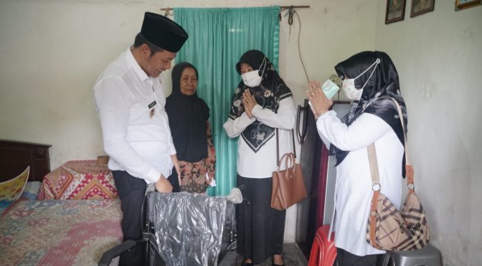 Diberi Bantuan Kursi Roda oleh Wabup Subandi, Mbah Damun yang Sakit Lumpuh Berharap Bisa Kembali Beraktivitas
