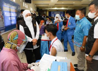 Usai Libur Lebaran, Gubernur Khofifah Imbau Seluruh Kabupaten/Kota di Jatim Segera Genjot Percepatan Vaksinasi Dosis Kedua dan Ketiga