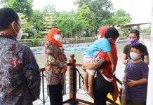 Gayengnya ‘Open House’ di Gedung Negara Grahadi, Gubernur Khofifah Sapa Masyarakat di Area Wisata Speedboat Kalimas