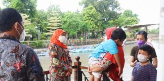 Gayengnya ‘Open House’ di Gedung Negara Grahadi, Gubernur Khofifah Sapa Masyarakat di Area Wisata Speedboat Kalimas
