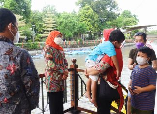 Gayengnya ‘Open House’ di Gedung Negara Grahadi, Gubernur Khofifah Sapa Masyarakat di Area Wisata Speedboat Kalimas
