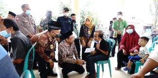 Bupati Sidoarjo Serahkan Bantuan Biaya Hidup kepada 21 warga Klantingsari Tarik