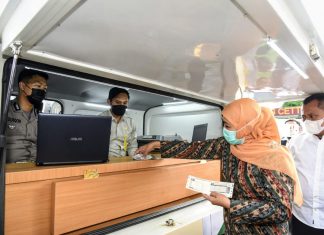 Pemprov Jatim Raih Penghargaan Outstanding Achievement dari Kemenpan RB, Gubernur Khofifah: Bukti Keunggulan ASN Jatim Layani Masyarakat
