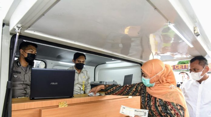 Pemprov Jatim Raih Penghargaan Outstanding Achievement dari Kemenpan RB, Gubernur Khofifah: Bukti Keunggulan ASN Jatim Layani Masyarakat