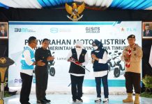 Gubernur Khofifah Nyalakan Sambungan Listrik 1.951 Relokasi Hunian Tetap (Huntap) Korban Erupsi Semeru