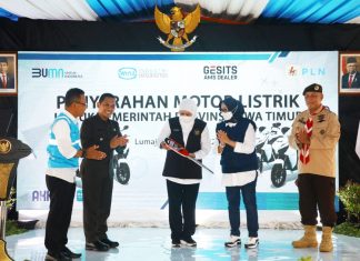 Gubernur Khofifah Nyalakan Sambungan Listrik 1.951 Relokasi Hunian Tetap (Huntap) Korban Erupsi Semeru