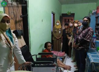 Dinsos Sidoarjo Serahkan Kursi Roda kepada Penyandang Disabilitas di Kota Delta