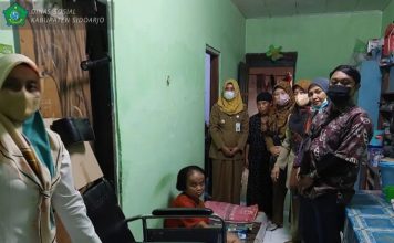 Dinsos Sidoarjo Serahkan Kursi Roda kepada Penyandang Disabilitas di Kota Delta