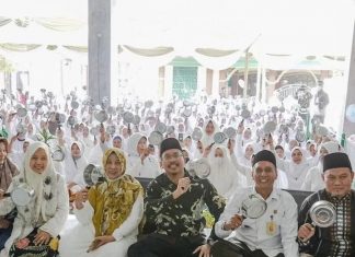 Hadiri Kubro Muslimat Taman, Gus Muhdlor Bagi-bagi Panci agar Produk Lokal Laris
