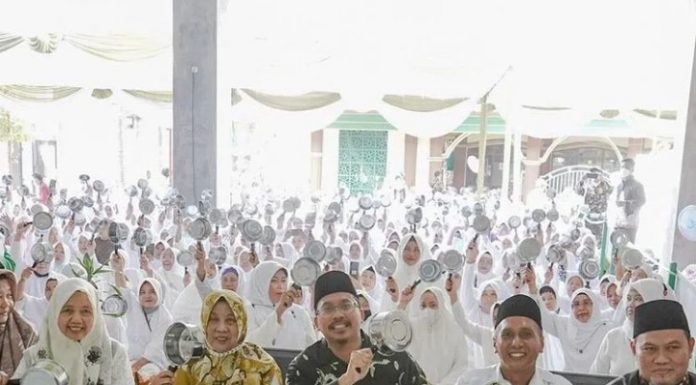 Hadiri Kubro Muslimat Taman, Gus Muhdlor Bagi-bagi Panci agar Produk Lokal Laris