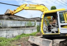 Naik Eskavator, Gus Muhdlor Bantu Bongkar Bidang Rumah dan Bangunan, FR Segmen 2 Gedangan-Buduran Mulai Dikebut