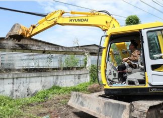 Naik Eskavator, Gus Muhdlor Bantu Bongkar Bidang Rumah dan Bangunan, FR Segmen 2 Gedangan-Buduran Mulai Dikebut