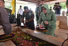 Berkunjung ke Kabupaten Blitar, Pangdam V/Brawijaya Bersama Ketua Persit KCK PD VBrawijaya Beri Pembekalan Istri Prajurit Hingga Ziarah Ke Makam Bung Karno Berkunjung ke Kabupaten Blitar, Pangdam V/Brawijaya Bersama Ketua Persit KCK PD VBrawijaya Beri Pembekalan Istri Prajurit Hingga Ziarah Ke Makam Bung Karno