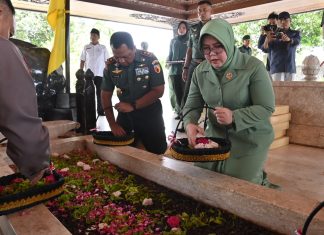 Berkunjung ke Kabupaten Blitar, Pangdam V/Brawijaya Bersama Ketua Persit KCK PD VBrawijaya Beri Pembekalan Istri Prajurit Hingga Ziarah Ke Makam Bung Karno Berkunjung ke Kabupaten Blitar, Pangdam V/Brawijaya Bersama Ketua Persit KCK PD VBrawijaya Beri Pembekalan Istri Prajurit Hingga Ziarah Ke Makam Bung Karno