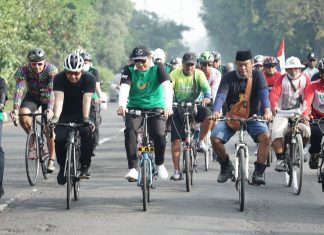 Harjasda 164 Momen Tepat Wakil Bupati Sidoarjo H. Subandi Menyampaikan Pajak Sidoarjo Tahun 2022 Naik 18,4 % Harapan besar dengan adanya program ini menumbuhkan dan memupuk kesadaran masyarakat dalam memenuhi kewajibannya untuk membayar pajak daerah. (Mas/Kominfo)