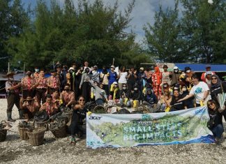 Acer Bersama Seasoldier Edukasi Pelajar dan Bersihkan Sampah di Pantai Surabaya Acer Bersama Seasoldier Edukasi Pelajar dan Bersihkan Sampah di Pantai Surabaya