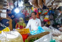 Dampingi Presiden Jokowi Tinjau Pasar Wonokromo, Gubernur Jawa Timur Khofifah tegaskan Operasi Pasar Terus Dilakukan untuk Stabilkan Harga Beras di Jatim Dampingi Presiden Jokowi Tinjau Pasar Wonokromo, Gubernur Jawa Timur Khofifah tegaskan Operasi Pasar Terus Dilakukan untuk Stabilkan Harga Beras di Jatim