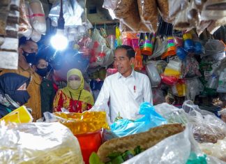 Dampingi Presiden Jokowi Tinjau Pasar Wonokromo, Gubernur Jawa Timur Khofifah tegaskan Operasi Pasar Terus Dilakukan untuk Stabilkan Harga Beras di Jatim Dampingi Presiden Jokowi Tinjau Pasar Wonokromo, Gubernur Jawa Timur Khofifah tegaskan Operasi Pasar Terus Dilakukan untuk Stabilkan Harga Beras di Jatim
