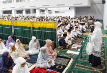 Awali Ramadhan 1444 H, Gubernur Khofifah dan Wagub Emil Ikuti Salat Tarawih Perdana di Masjid Raya Islamic Centre Jawa Timur Awali Ramadhan 1444 H, Gubernur Khofifah dan Wagub Emil Ikuti Salat Tarawih Perdana di Masjid Raya Islamic Centre Jawa Timur