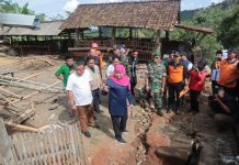 Tinjau Lokasi Bencana Tanah Gerak di Ponorogo, Gubernur Khofifah Siapkan Anggaran BTT Untuk Pembangunan Rumah Warga Terdampak Tinjau Lokasi Bencana Tanah Gerak di Ponorogo, Gubernur Khofifah Siapkan Anggaran BTT Untuk Pembangunan Rumah Warga Terdampak