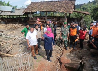 Tinjau Lokasi Bencana Tanah Gerak di Ponorogo, Gubernur Khofifah Siapkan Anggaran BTT Untuk Pembangunan Rumah Warga Terdampak Tinjau Lokasi Bencana Tanah Gerak di Ponorogo, Gubernur Khofifah Siapkan Anggaran BTT Untuk Pembangunan Rumah Warga Terdampak