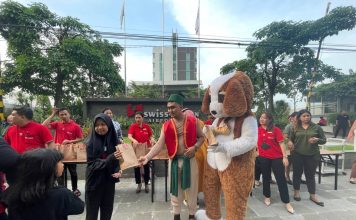 Abusias & Bernie Bagi-Bagi Takjil Hingga THR Dipenghujung Ramadhan Di Hotel Swiss-Belinn Airport Surabaya Abusias & Bernie Bagi-Bagi Takjil Hingga THR Dipenghujung Ramadhan Di Hotel Swiss-Belinn Airport Surabaya