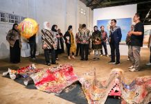 Menikmati Pameran Seni Rupa ArtOs Nusantara, Gubernur Khofifah Harap Bisa Jadi Wadah Aktualisasi Karya Seniman Jawa Timur Menikmati Pameran Seni Rupa ArtOs Nusantara, Gubernur Khofifah Harap Bisa Jadi Wadah Aktualisasi Karya Seniman Jawa Timur