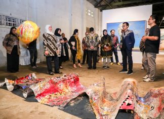 Menikmati Pameran Seni Rupa ArtOs Nusantara, Gubernur Khofifah Harap Bisa Jadi Wadah Aktualisasi Karya Seniman Jawa Timur Menikmati Pameran Seni Rupa ArtOs Nusantara, Gubernur Khofifah Harap Bisa Jadi Wadah Aktualisasi Karya Seniman Jawa Timur