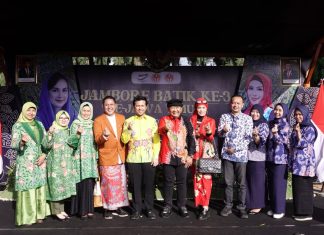 Di Jambore Batik Jatim, Wagub Emil Ajak Masyarakat Perkuat Citra Batik Di Mata Dunia Di Jambore Batik Jatim, Wagub Emil Ajak Masyarakat Perkuat Citra Batik Di Mata Dunia