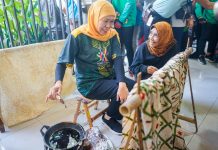 Kunjungi Batik Legendaris di Sidoarjo, Gubernur Khofifah Sebut Jadi Bagian Perkuat Ekosistem UMKM Sambut Porprov VIII Kunjungi Batik Legendaris di Sidoarjo, Gubernur Khofifah Sebut Jadi Bagian Perkuat Ekosistem UMKM Sambut Porprov VIII