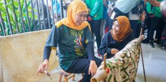 Kunjungi Batik Legendaris di Sidoarjo, Gubernur Khofifah Sebut Jadi Bagian Perkuat Ekosistem UMKM Sambut Porprov VIII Kunjungi Batik Legendaris di Sidoarjo, Gubernur Khofifah Sebut Jadi Bagian Perkuat Ekosistem UMKM Sambut Porprov VIII