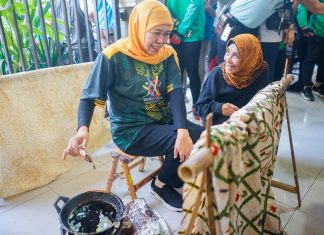 Kunjungi Batik Legendaris di Sidoarjo, Gubernur Khofifah Sebut Jadi Bagian Perkuat Ekosistem UMKM Sambut Porprov VIII Kunjungi Batik Legendaris di Sidoarjo, Gubernur Khofifah Sebut Jadi Bagian Perkuat Ekosistem UMKM Sambut Porprov VIII