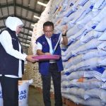 Launching Penyaluran Bantuan Pangan Pemerintah Tahap II, Gubernur Khofifah : Jadi Bantalan Sosial Bagi 3,4 Juta KPM di Jatim Launching Penyaluran Bantuan Pangan Pemerintah Tahap II, Gubernur Khofifah : Jadi Bantalan Sosial Bagi 3,4 Juta KPM di Jatim