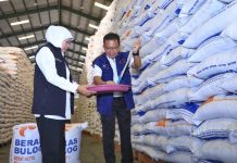 Launching Penyaluran Bantuan Pangan Pemerintah Tahap II, Gubernur Khofifah : Jadi Bantalan Sosial Bagi 3,4 Juta KPM di Jatim Launching Penyaluran Bantuan Pangan Pemerintah Tahap II, Gubernur Khofifah : Jadi Bantalan Sosial Bagi 3,4 Juta KPM di Jatim