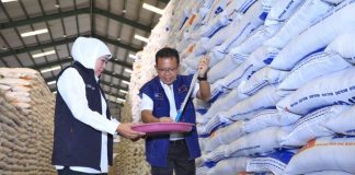Launching Penyaluran Bantuan Pangan Pemerintah Tahap II, Gubernur Khofifah : Jadi Bantalan Sosial Bagi 3,4 Juta KPM di Jatim Launching Penyaluran Bantuan Pangan Pemerintah Tahap II, Gubernur Khofifah : Jadi Bantalan Sosial Bagi 3,4 Juta KPM di Jatim