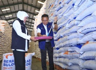 Launching Penyaluran Bantuan Pangan Pemerintah Tahap II, Gubernur Khofifah : Jadi Bantalan Sosial Bagi 3,4 Juta KPM di Jatim Launching Penyaluran Bantuan Pangan Pemerintah Tahap II, Gubernur Khofifah : Jadi Bantalan Sosial Bagi 3,4 Juta KPM di Jatim