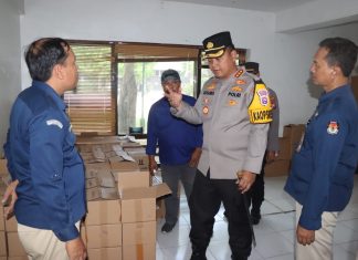 Pastikan Logistik Pemilu 2024 Aman, Kapolresta Sidoarjo Cek Gudang KPU Pastikan Logistik Pemilu 2024 Aman, Kapolresta Sidoarjo Cek Gudang KPU