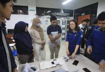 Usia 19 Tahun, Giselle Dikukuhkan Jadi Wisudawan Termuda di ITS Giselle Hage (kedua dari kanan) saat membimbing praktikum di Laboratorium Sistem dan Sibernetika Departemen Teknik Elektro ITS