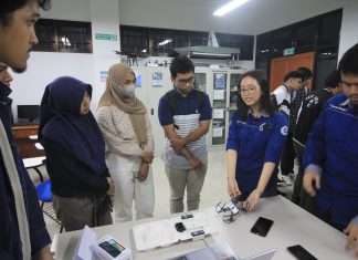 Usia 19 Tahun, Giselle Dikukuhkan Jadi Wisudawan Termuda di ITS Giselle Hage (kedua dari kanan) saat membimbing praktikum di Laboratorium Sistem dan Sibernetika Departemen Teknik Elektro ITS