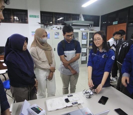 Usia 19 Tahun, Giselle Dikukuhkan Jadi Wisudawan Termuda di ITS Giselle Hage (kedua dari kanan) saat membimbing praktikum di Laboratorium Sistem dan Sibernetika Departemen Teknik Elektro ITS