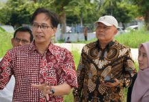 Dukung Infrastruktur Akademik, ITS Bangun Gedung Fakultas Kedokteran dan Kesehatan Rektor ITS Prof Dr Ir Mochamad Ashari MEng (kiri) bersama Wakil Rektor II ITS Ir Mas Agus Mardyanto ME PhD dan Sekretaris Institut Dr Ir Umi Laili Yuhana SKom di lokasi pembangunan gedung baru FKK ITS