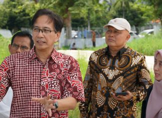 Dukung Infrastruktur Akademik, ITS Bangun Gedung Fakultas Kedokteran dan Kesehatan Rektor ITS Prof Dr Ir Mochamad Ashari MEng (kiri) bersama Wakil Rektor II ITS Ir Mas Agus Mardyanto ME PhD dan Sekretaris Institut Dr Ir Umi Laili Yuhana SKom di lokasi pembangunan gedung baru FKK ITS