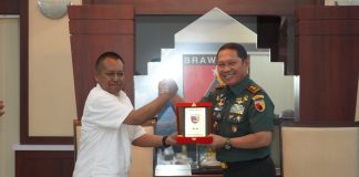 Mayjen TNI Rafael Terima Penghargaan Prapanca Award Mayjen TNI Rafael Terima Penghargaan Prapanca Award