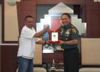 Mayjen TNI Rafael Terima Penghargaan Prapanca Award Mayjen TNI Rafael Terima Penghargaan Prapanca Award