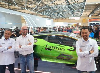 Gaungkan World Class Partnership, Pertamina Lubricants Juga Mengalami Peningkatan di Pasar Domestik (Dari kiri ke kanan) Werry Prayogi, Direktur Utama PT Pertamina Lubricants, Giorgio Sanna, Head of Motorsport Lamborghini, Mars Ega Legowo Putra, Direktur Pemasaran Regional PT Pertamina Patra Niaga
