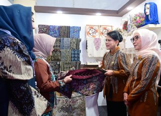 Pj. Ketua Dekranasda Jatim Bangga Kain Batik Tuban Diborong Ibu Negara Pj. Ketua Dekranasda Jatim Bangga Kain Batik Tuban Diborong Ibu Negara (foto : ist)