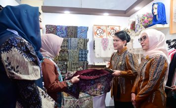 Pj. Ketua Dekranasda Jatim Bangga Kain Batik Tuban Diborong Ibu Negara Pj. Ketua Dekranasda Jatim Bangga Kain Batik Tuban Diborong Ibu Negara (foto : ist)
